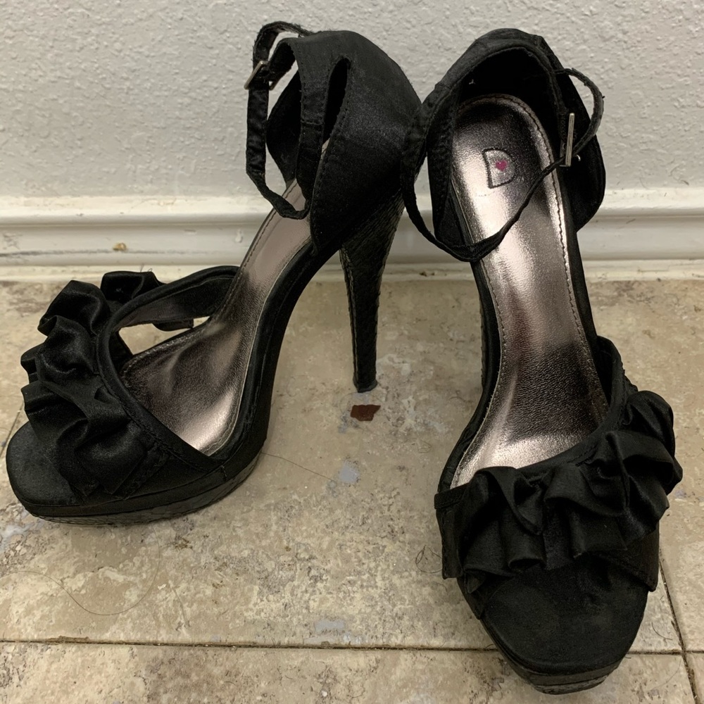 BLACK PLATFORM HEELS!